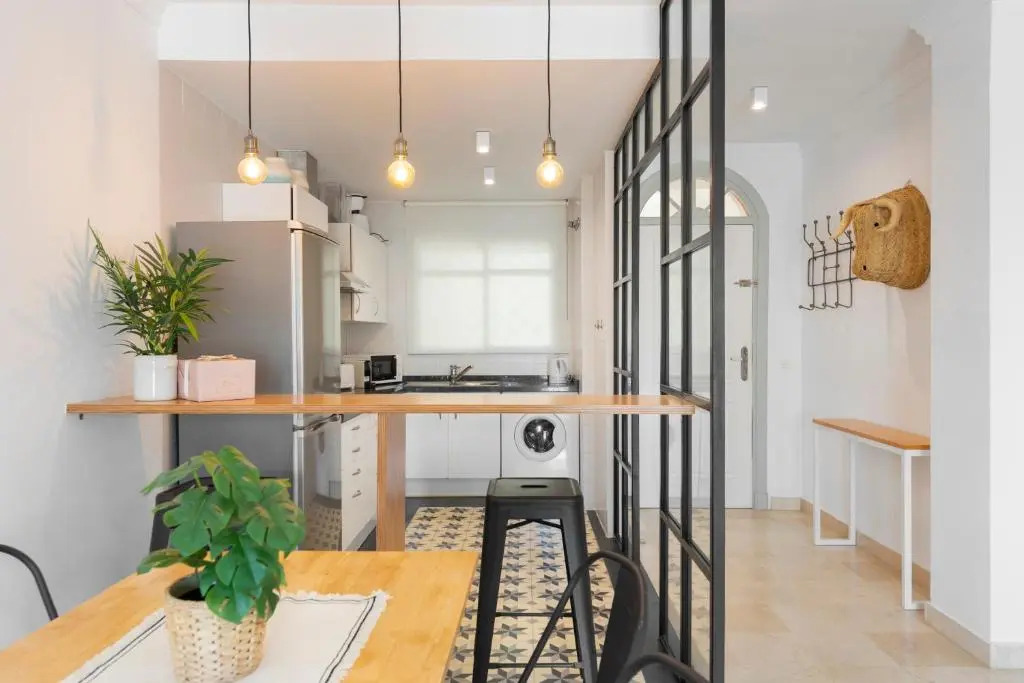 Bright 2 Bedroom apartment with parking space and swimming pools in Aloha Gardens