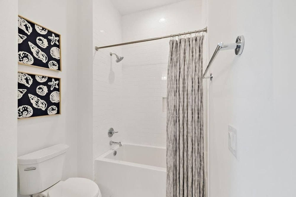 7BR Elegance and Comfort Withpool and Near the Beach