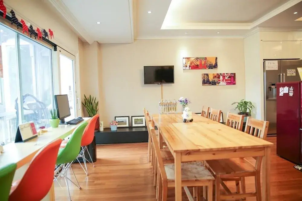 The Wind Blows Guesthouse - Hostel, Caters to Women