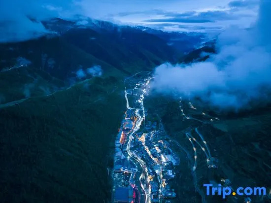 Mushan Yingxue Holiday Bieyuan (Siguniangshan Changpinggou Scenic Area)