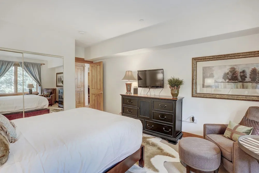 2 BR Condo Arrowhead Village, Walking Distance to Lift