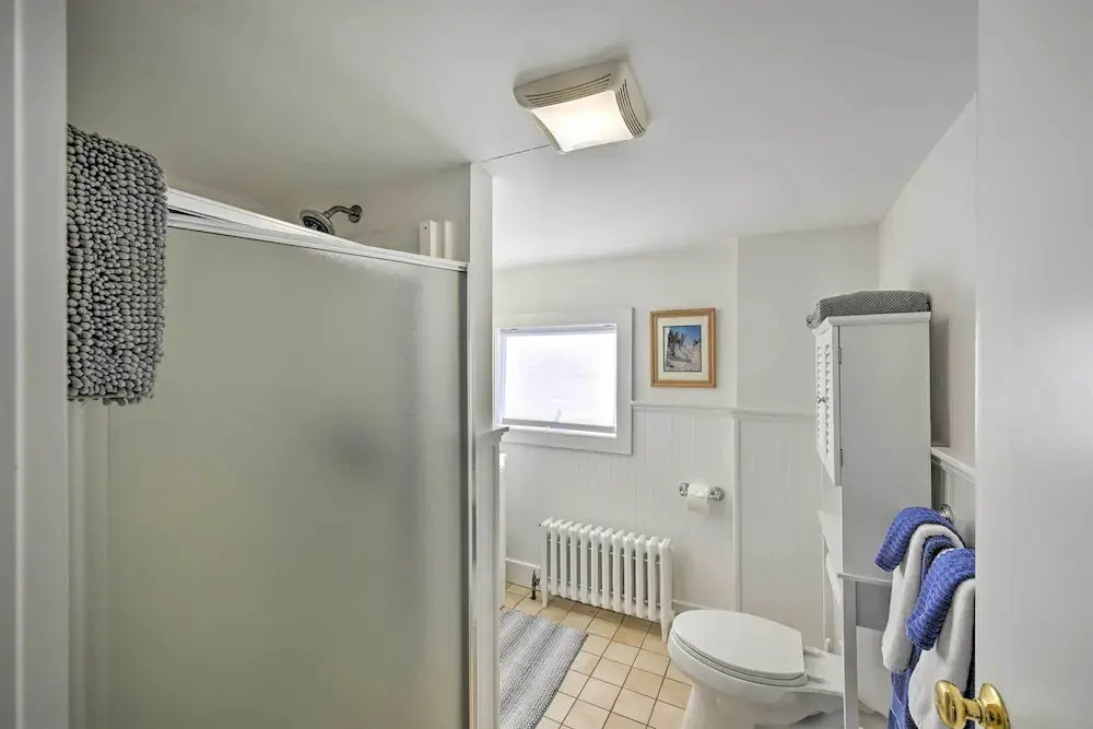 Quaint DT Greenport Apt - 2 Mi to Shelter Island!