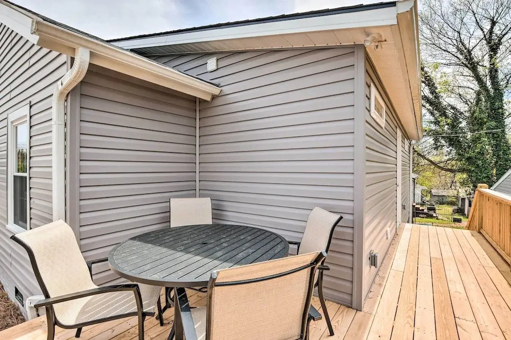 Ideally Located 'penne Place' w/ Deck & Grill