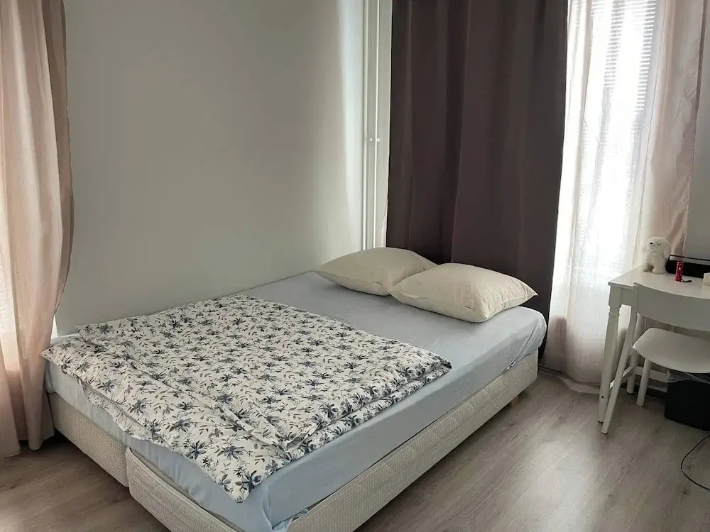 Room-cozy 3 Bedroom Apartment in Heart o