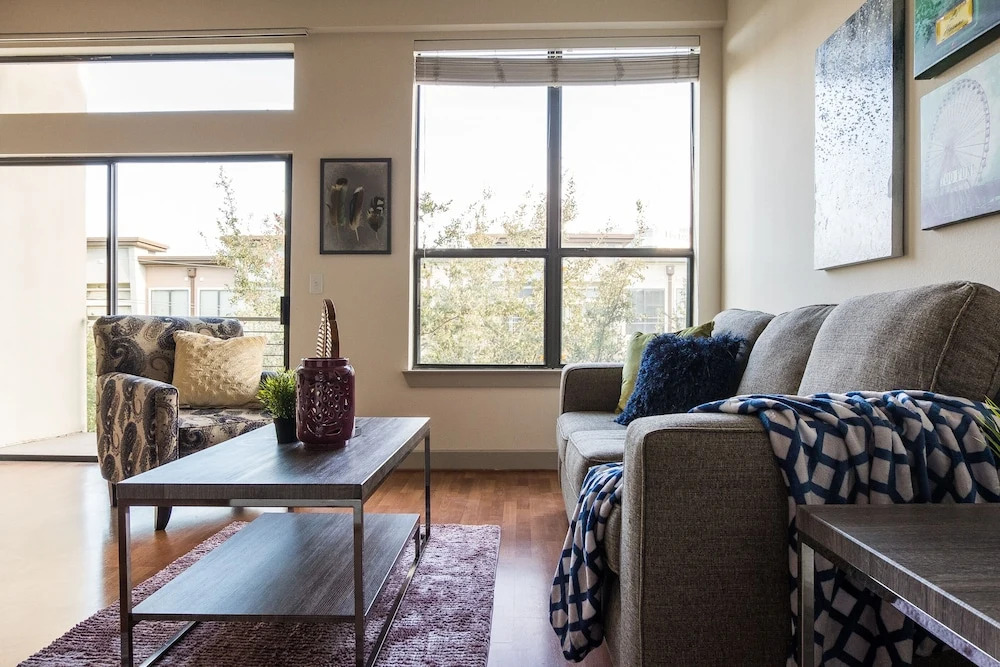 1 BR Apt near Dining Shopping Nightlife by Frontdesk