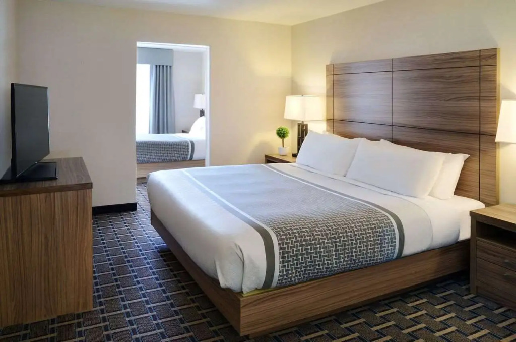 Pomeroy Inn and Suites Vermilion