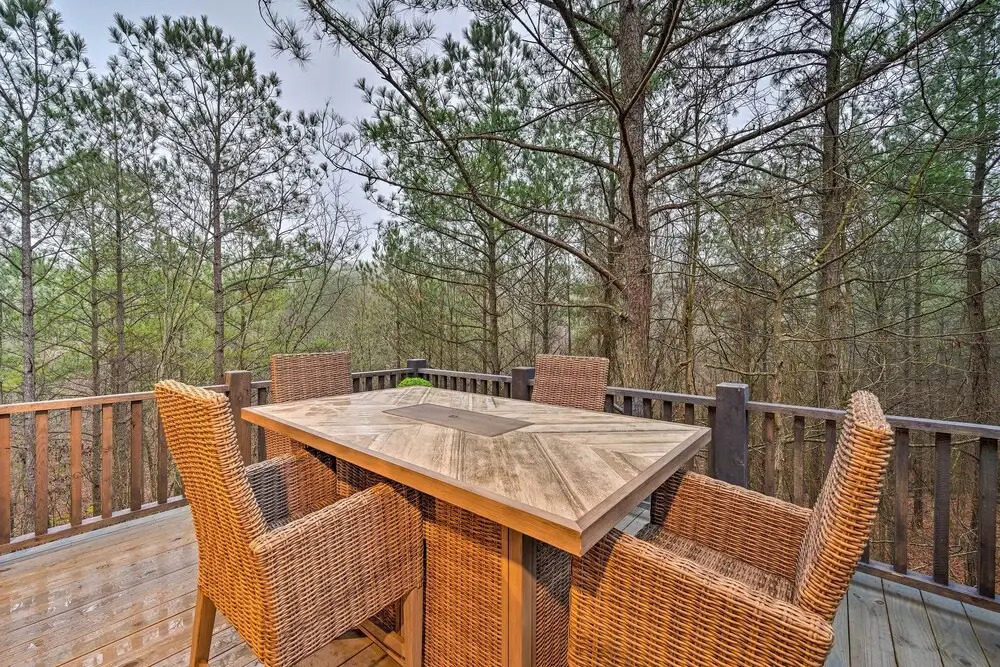Outdoor Paradise w/ Hot Tub, Firepit, BBQ & More!