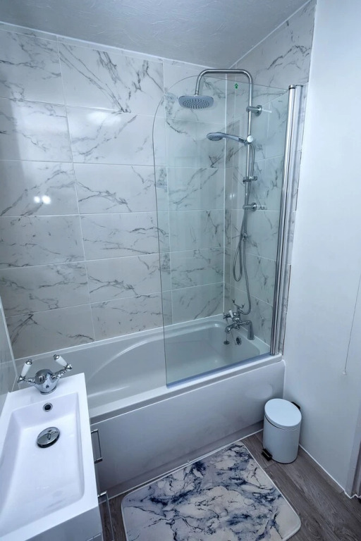 A Stunning 2 BED Home ON THE River Thames!