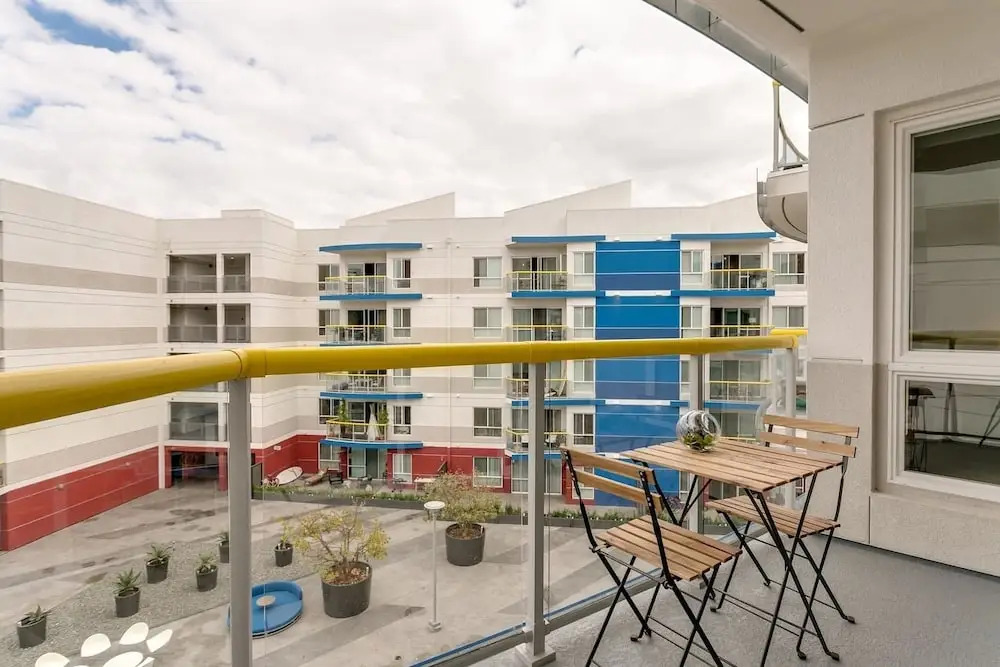 Walk to Beach 2-bdrm w/ Pool, Gym, Rooftop Lounge