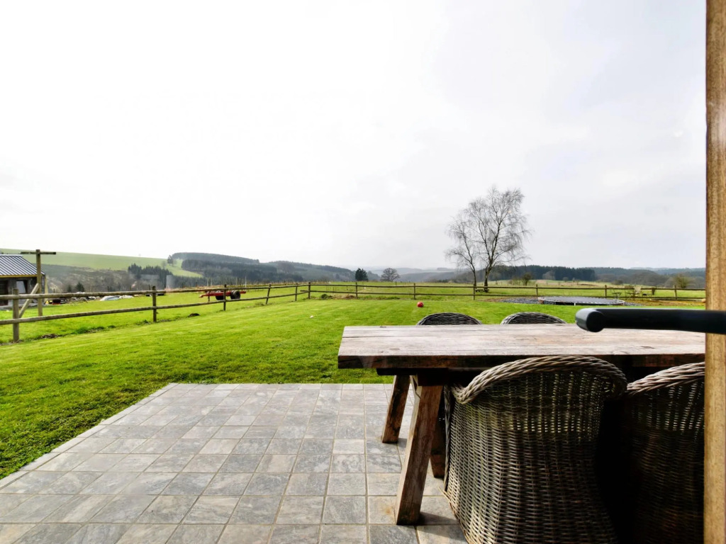 Tranquil Holiday Home in Mont with bubble bath, Terrace, Garden