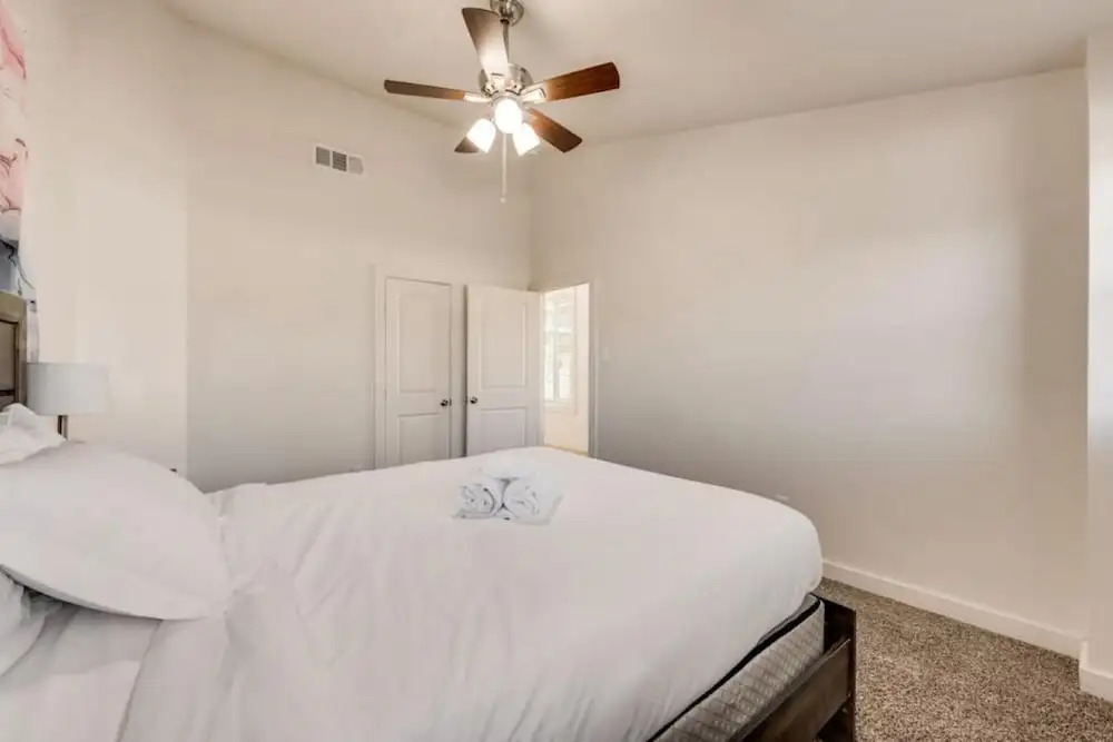 4 Queen Beds High Speed Wifi Private Parking
