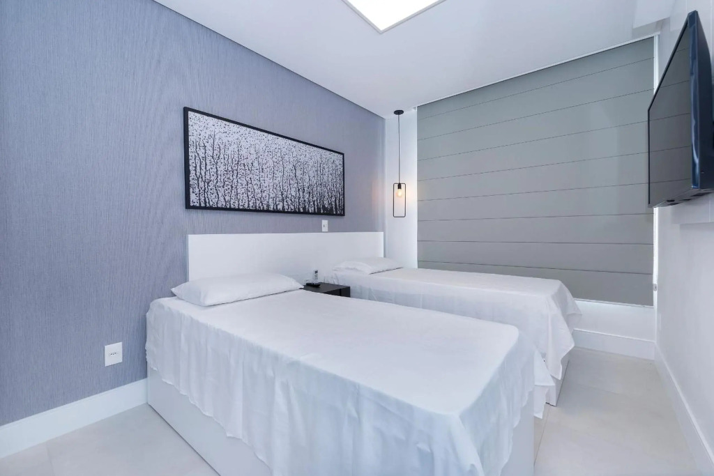 Adra 102 - Apartamento no centro de Bombinhas - Finamente mobiliado e decorado - Rooftop com piscina e academia - À poucos metros da praia