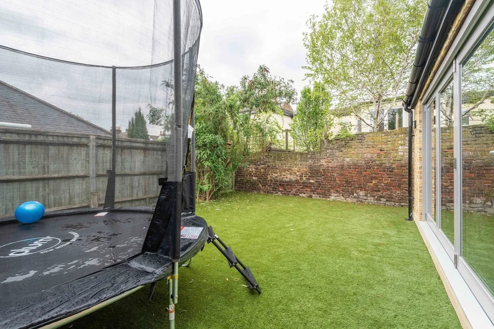 Stylish Family Home by Twickenham Stadium