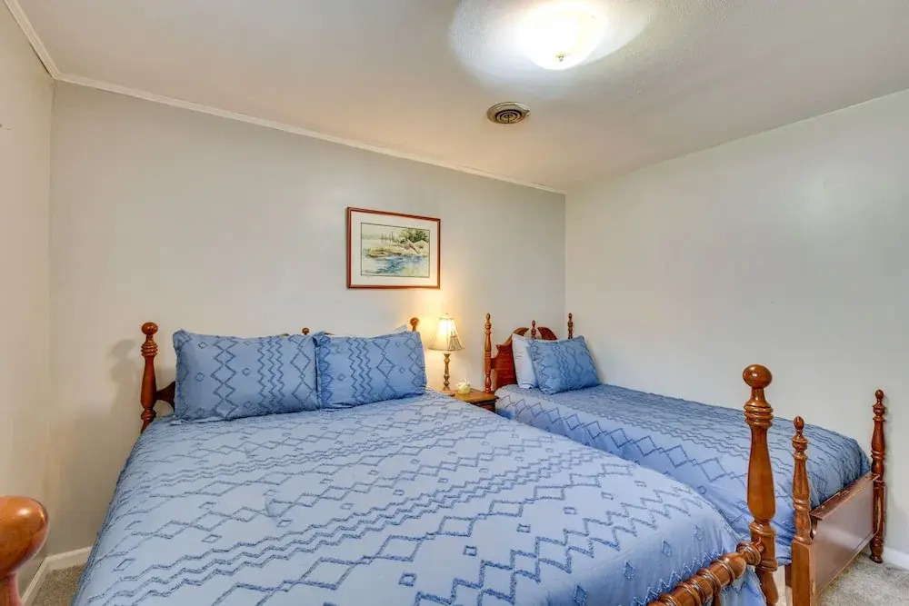 Seneca Abode w/ Furnished Deck < 10 Mi to Clemson!