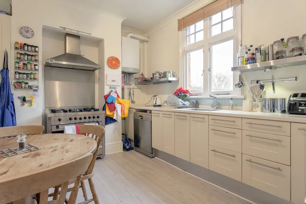 Charming 2 Bedroom Apartment Near Battersea