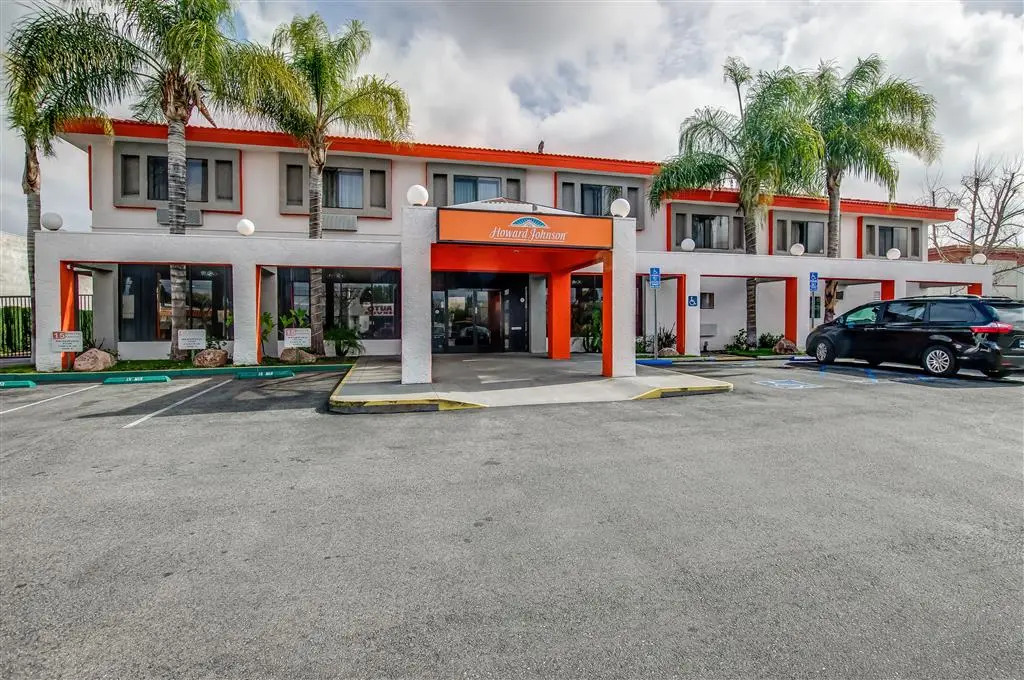 Howard Johnson Inn & Suites Reseda