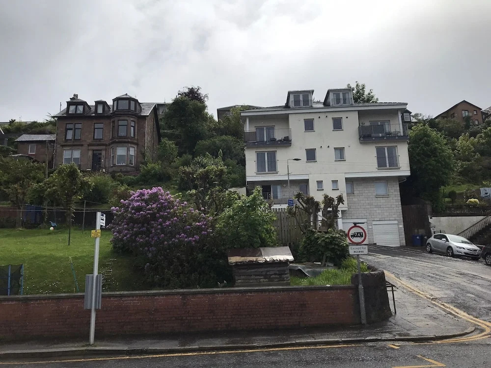3-bed Apartment - Sleeps 6 - Parking, Wifi, Pets
