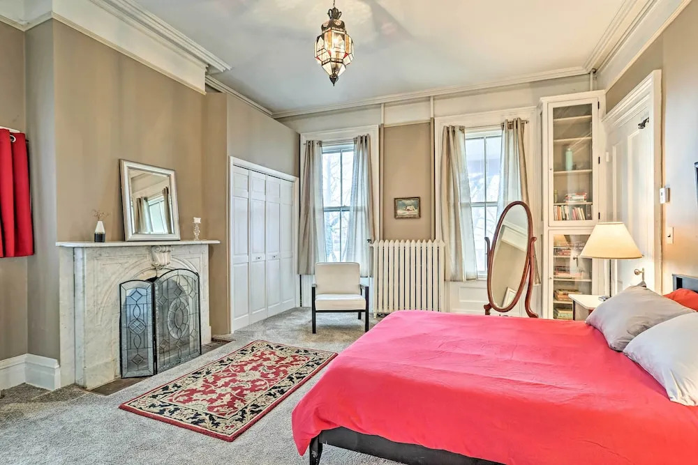 Centrally Located Apt in Victorian Mansion!