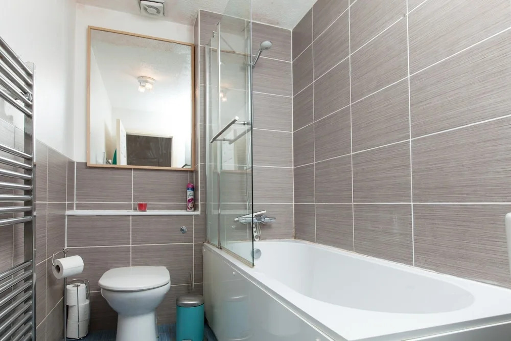 Ideal Fringe Base: Great Value + Free Parking!