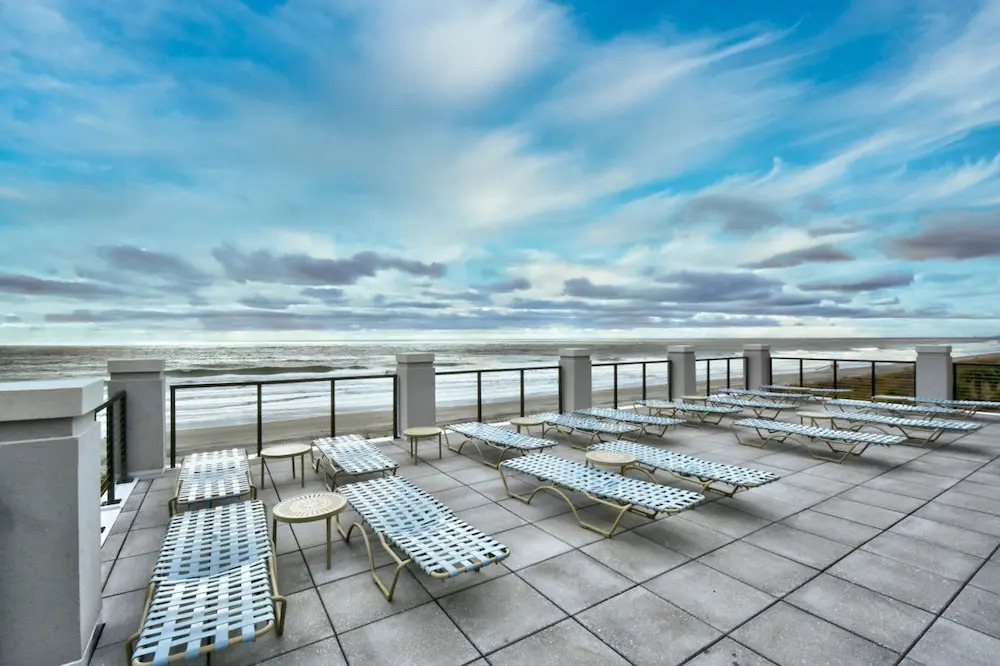 Stylish Comfy Resort Gem Balcony Pool Parking
