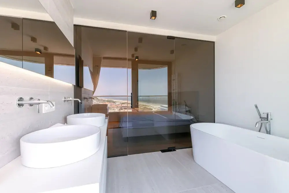 Huswell - Minimalist Coastal Luxury Panoramic View