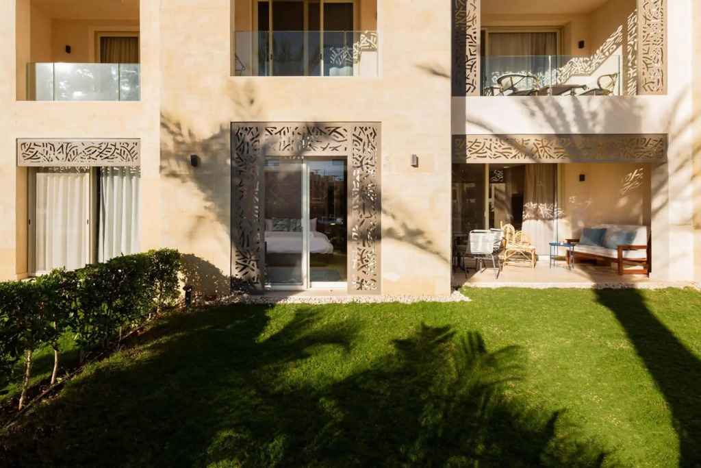 Elegant & Edgy 2 BR w Beach & Pool Mangroovy
