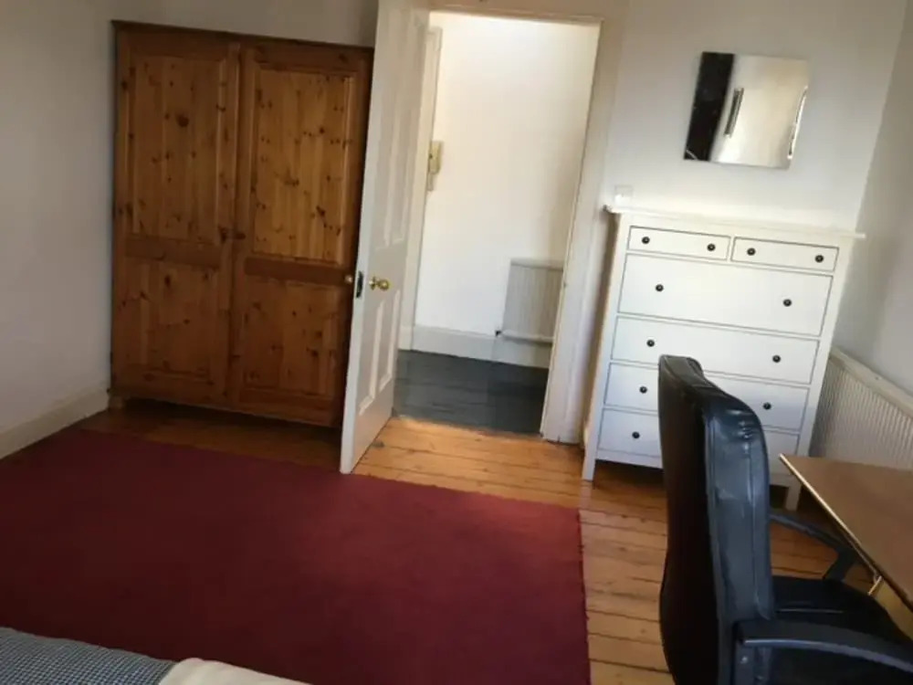 Spacious 4 Bedrooms Apartment in City Centre