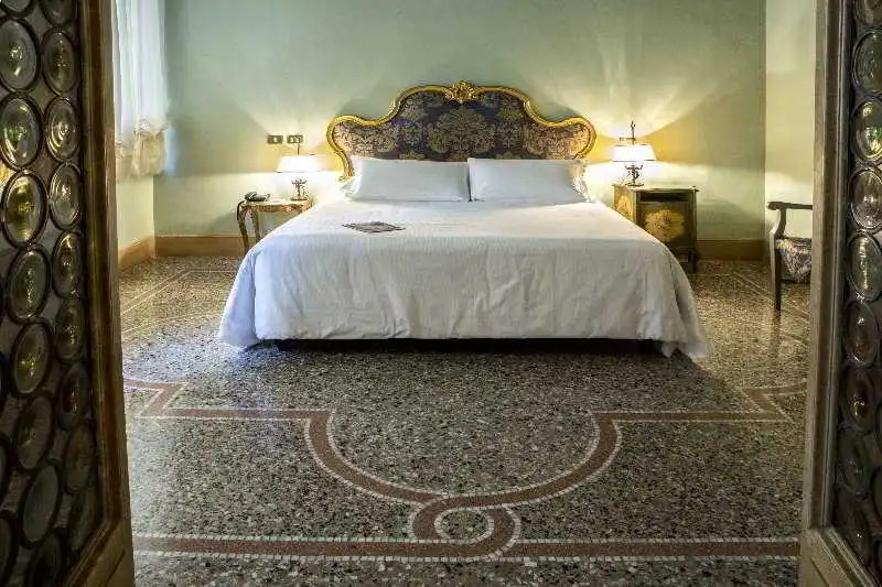 World Wide Bed Piazza del Popolo