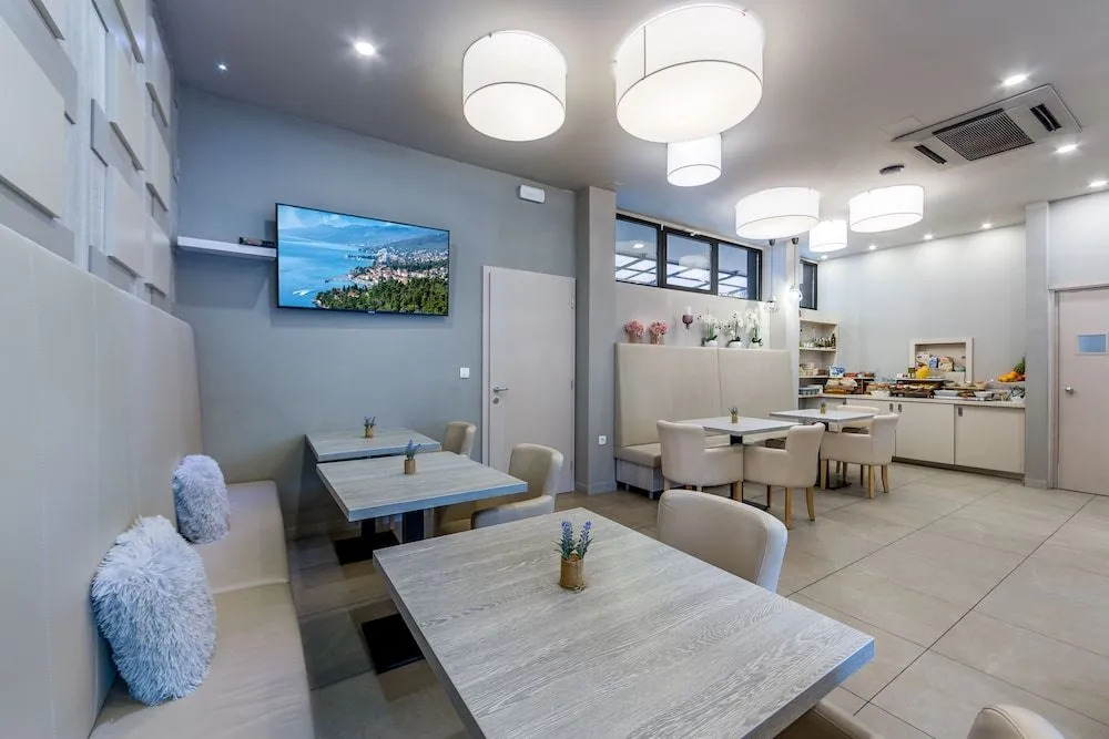 Apartments & Rooms Preelook