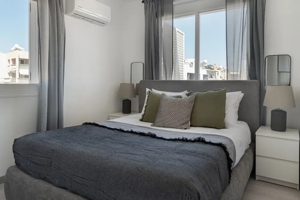 Lithos Modern Flat by Staycom