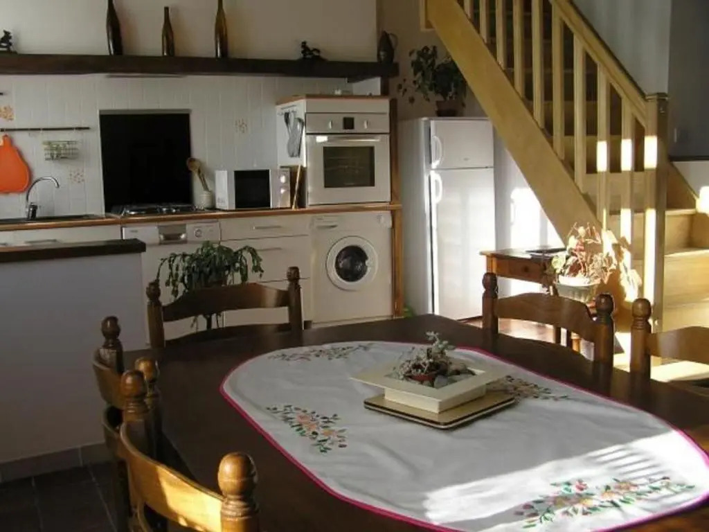 Gîte calme avec piscine chauffée, cheminée, salle de jeux et vélos - parfait pour familles et amis - FR-1-410-141
