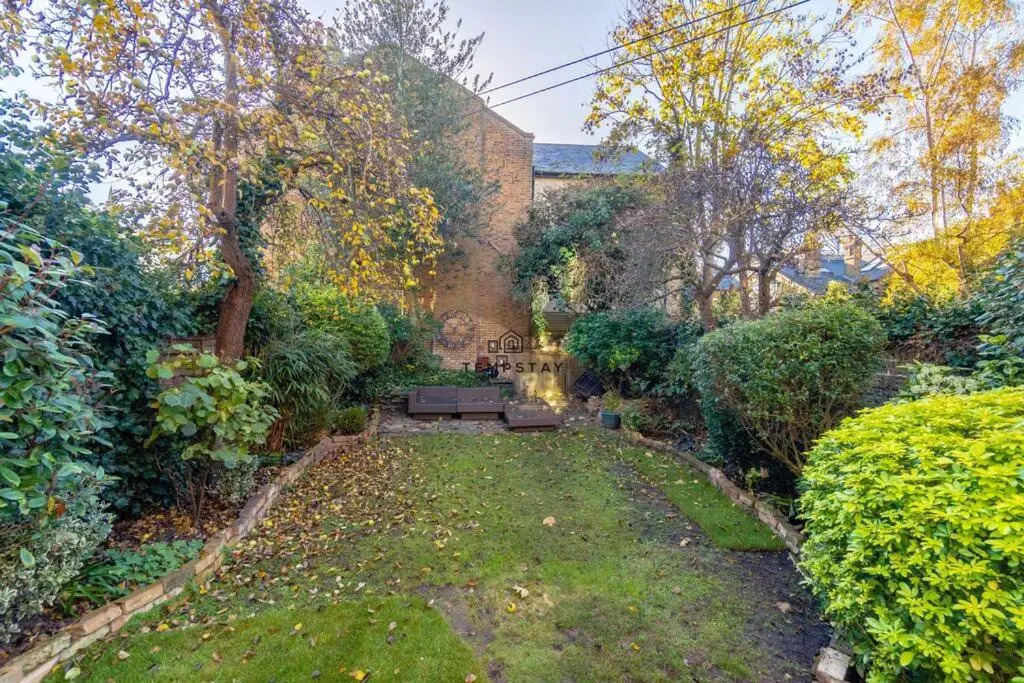 5 Min To Castle & Shops - Charming Character Home