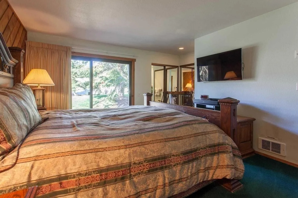 Snowcreek #320 Spacious, 3 bedroom + loft in Snowcreek phase 2 . Sleeps 10. Amazing Views