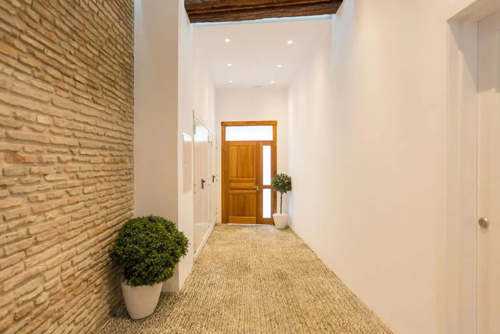 TE2A-El Teatro Brick Wall Suite Prime Location
