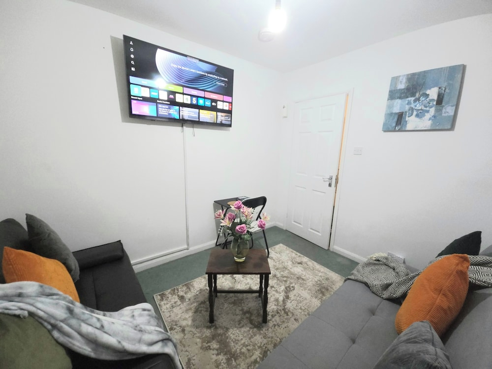 House Sleeps 14 With Enclosed Garden