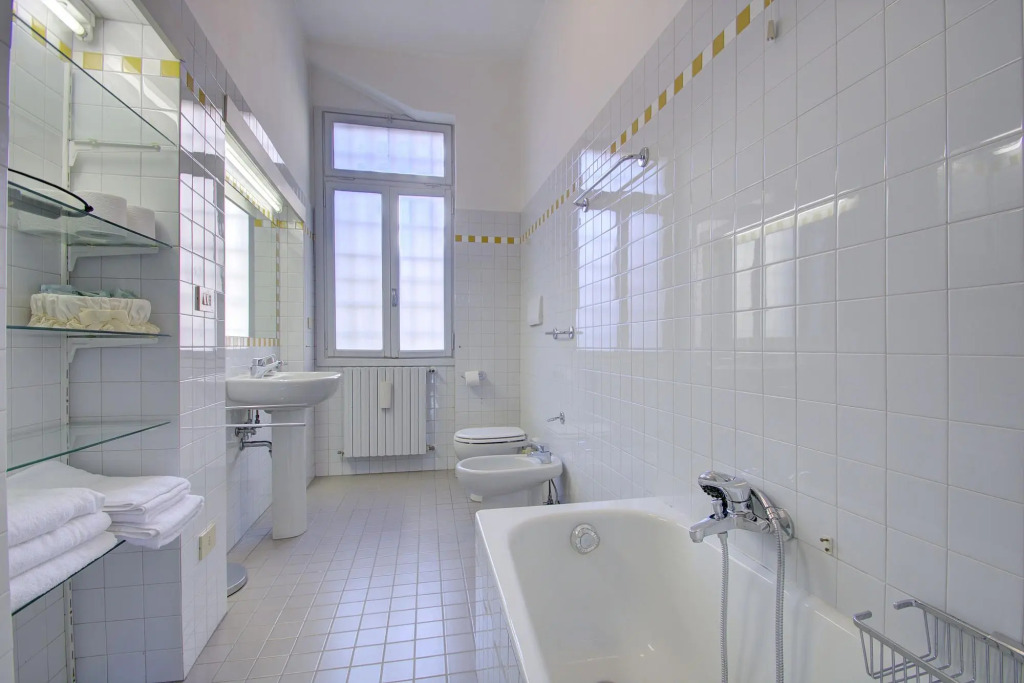 PANORAMIC 9 WINDOWS OVER GRANDCANAL, 3 bed, 2 bath