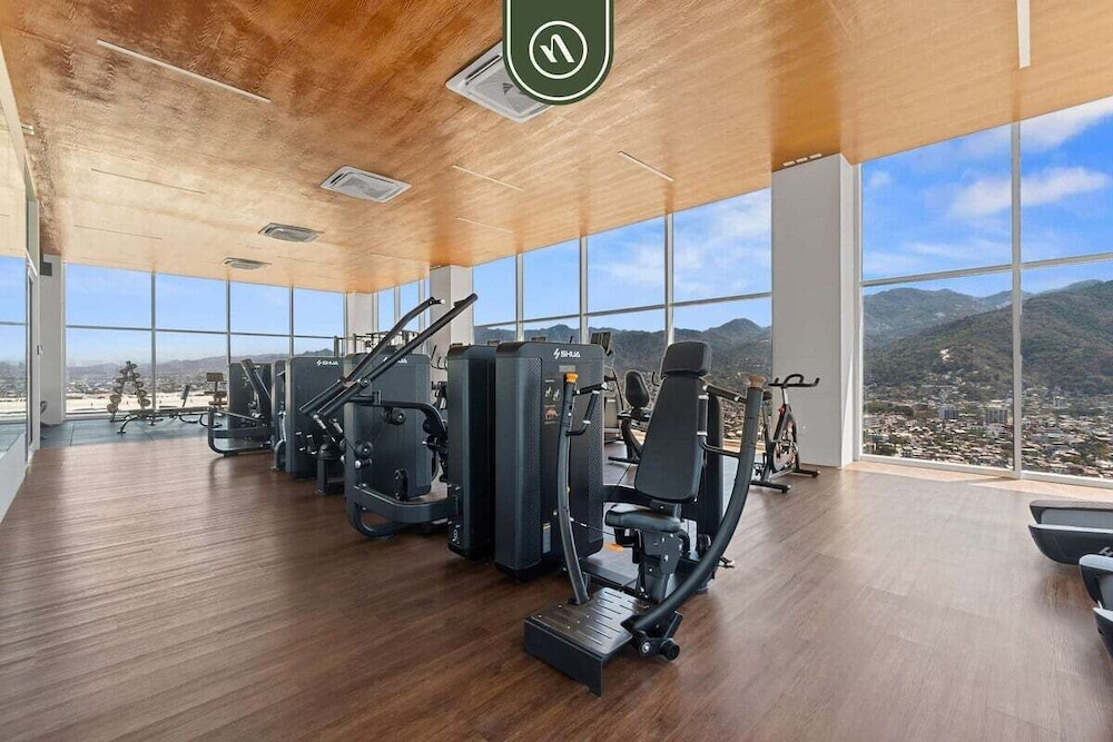 Brand New Oceanview Studio - Pools - Beach - Gym