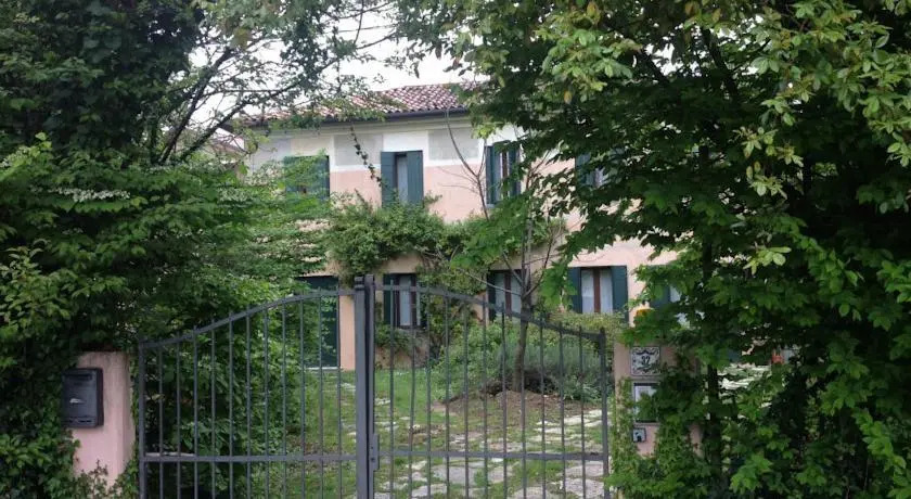 Roses Garden House