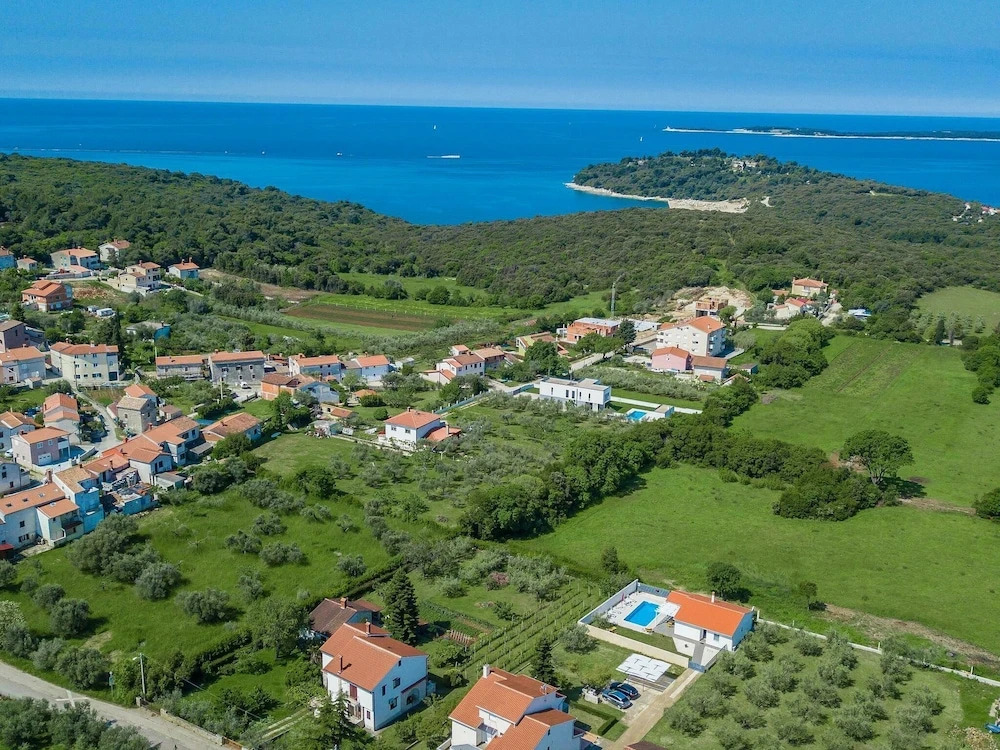 Elegant Villa With Swimming Pool in Pula Near Sea