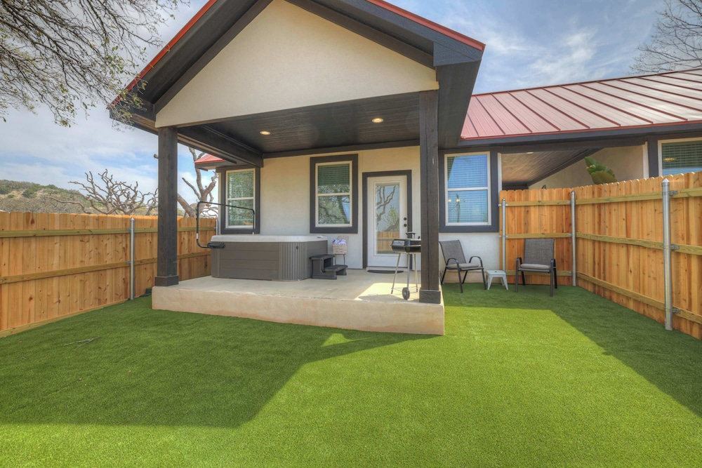 Live Oak Cabins-sleeps 8 W/hot-tubs