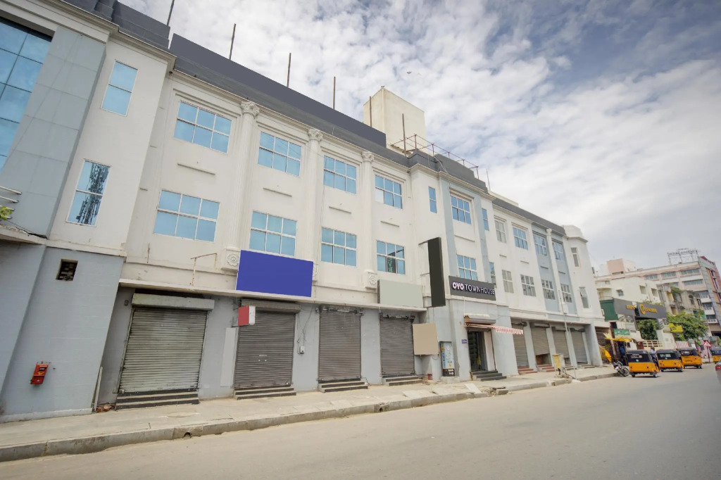 OYO Townhouse 430 Everest Hotel