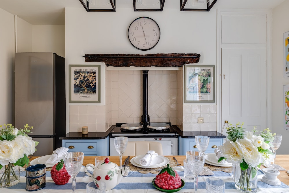 Luxury Georgian Townhouse / Sleeps 10 / Parking