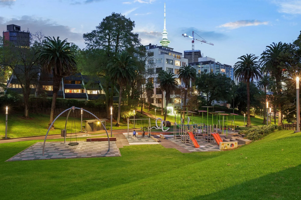 Parkside Hotel & Apartments