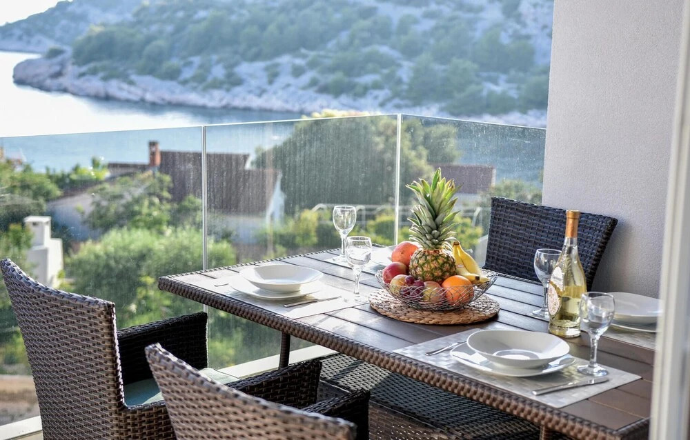 Ten-Bedroom Holiday Home In Razanj