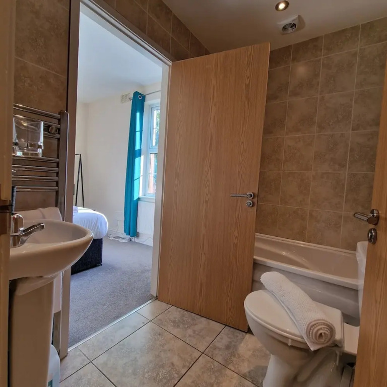 2-Bedroom with Free Parking in Coventry