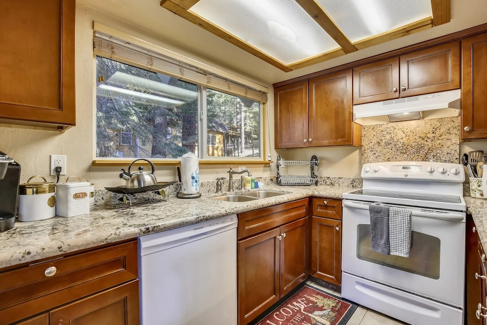Book Now! 1 Min To Heavenly, 5 Min To Casinos & Lake! 4 Bedroom Cabin