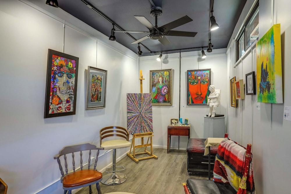 6 Mi to Dtwn Denver: Artsy Home w/ Mtn Views!