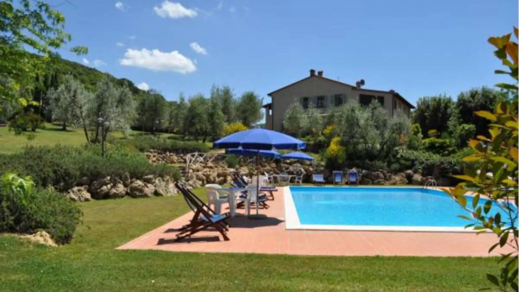 Independent Villa Composed of 6 Apartaments With Common Area Pool-podere Della Madonna