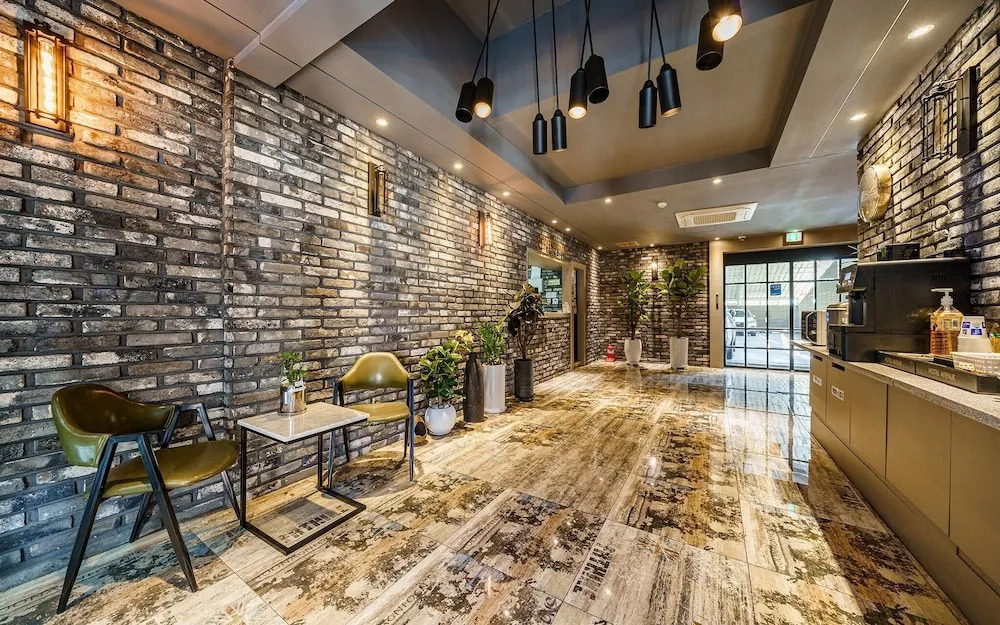 Avenue Hotel