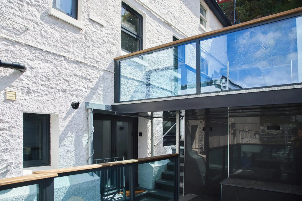 The Moorings - Duplex apartment on Torquay Marina with Hot Tub